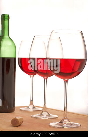 Rotweingläser und Weinflasche