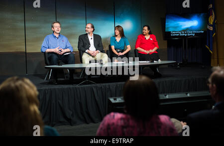 Los panelistas, desde la izquierda, Jim Green, director de la División de Ciencias planetarias, la sede de la NASA, Washington, Carey Lisse, senior astrop