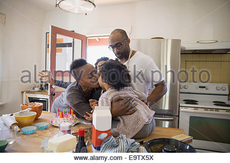 Madre e hija besándose en la cocina
