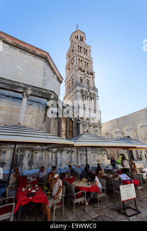 Los turistas se reúnen para refrescos bajo la torre del campanario de la catedral de san Domnio, el Palacio de Diocletian, Split, Croacia Foto de stock