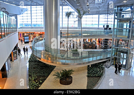 Interior de la terminal 3 del aeropuerto internacional de Guarulhos de Sao Paulo en Brasil