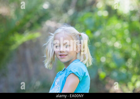 Retrato de chica buscando que fuera en el jardín