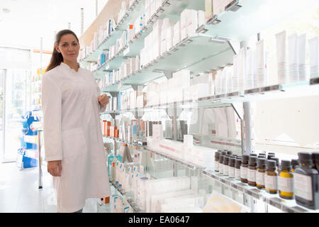 Retrato del farmacéutico en la farmacia Foto de stock