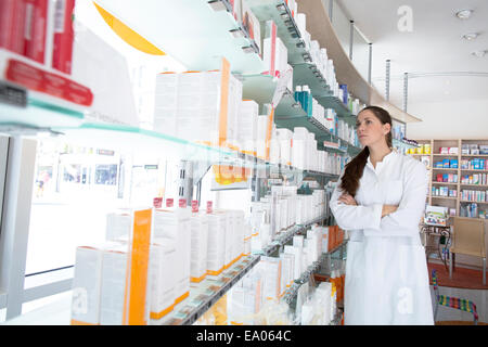 Retrato del farmacéutico en la farmacia Foto de stock