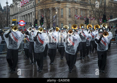 Londres, Reino Unido, 1 de enero de 2014. Este año el Desfile del Día de Año Nuevo de temática fue "Londres vuelve a la "altalenante 60s''.