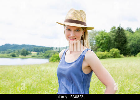 Mujer adulta media llevar sombrero, Retrato