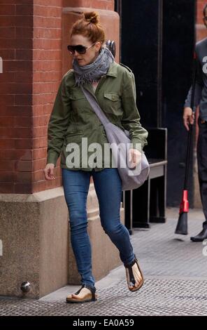 Julianne Moore vistos en Soho llevaba una chaqueta de utilidad y sandalias  con: Julianne Moore donde: Ciudad de Nueva York, Nueva York, Estados Unidos  Cuándo: 02 de mayo de 2014 Fotografía de