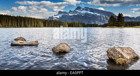 Lago Minnewanka y dos gatos de Lago, Parque Nacional de Banff, Alberta, Canadá, América del Norte.