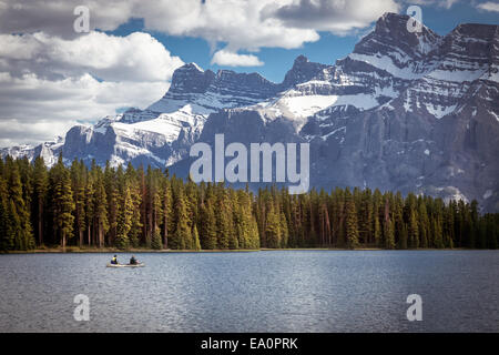 Lago Minnewanka y dos gatos de Lago, Parque Nacional de Banff, Alberta, Canadá, América del Norte.