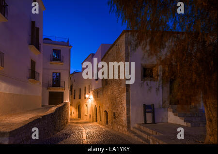 La ciudad antigua de Ibiza la calle por la noche Foto de stock