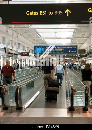 Los viajeros del aeropuerto, aceras móviles y puertas, United Terminal, el Aeropuerto Internacional de Denver, CO Foto de stock