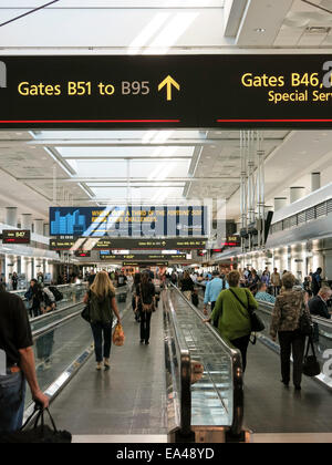 Los viajeros del aeropuerto, aceras móviles y puertas, United Terminal, el Aeropuerto Internacional de Denver, CO Foto de stock