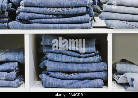 Plegada en una estantería unidad jeans Foto de stock