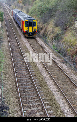 East Midlands Commuter Train en la línea de Robin Hood Derbyshire, Inglaterra Foto de stock