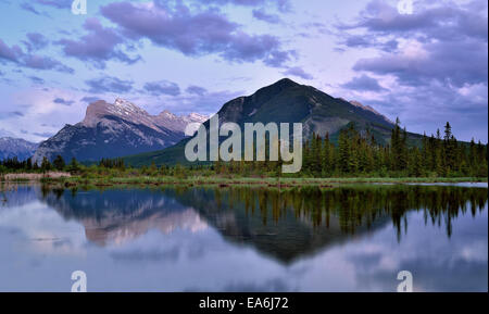 Canadá, El Parque Nacional Banff, Vista de Vermilion Lakes al atardecer