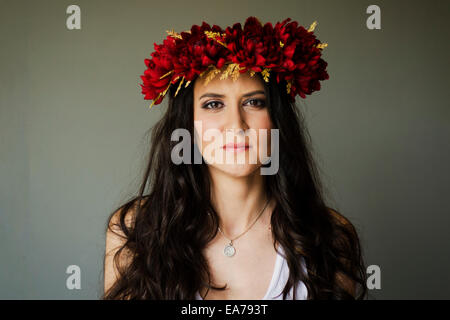 Retrato de estudio de brunette adulto joven mujer vistiendo corona