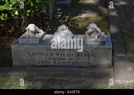 Lápida con tres corderos (muerte de 3 niños), Iglesia Presbiteriana de Kingston, Conway, South Carolina. Foto de stock