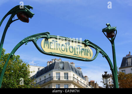 París, Francia - 17 de agosto, 2013: estilo Art Nouveau metropolitain signo en la estación de metro Pigalle, París, Francia. Foto de stock
