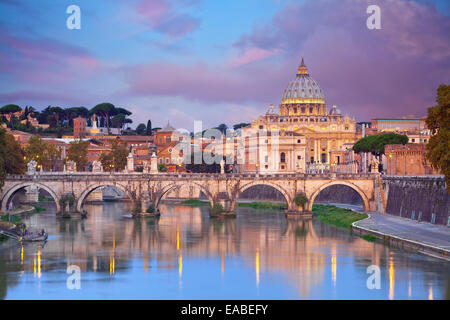 Roma. Vista del Puente Vittorio Emanuele y la catedral de San Pedro en Roma, Italia, durante bellos amaneceres. Foto de stock