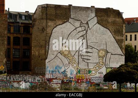 Edificio de Arte graffiti anti capitalismo muro de Berlín