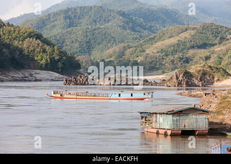 En dos días de crucero en un barco lento a lo largo del Río Mekong,,Laos,del Sudeste de Asia, Asia Foto de stock