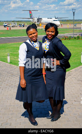 Azafatas de la aerolínea South African Express Airways en el aeropuerto, en la provincia de Free State, Bloemfontein, Sudáfrica Foto de stock