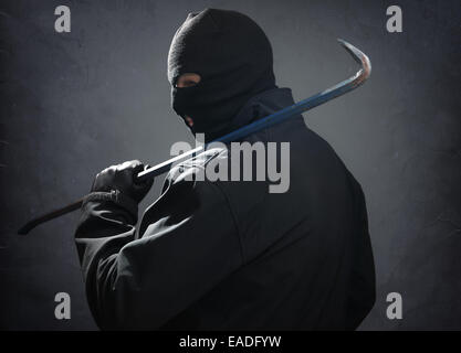 Hombre criminal en antifaz negro aislado en blanco: fotografía de stock ©  Di-Studio #63922571