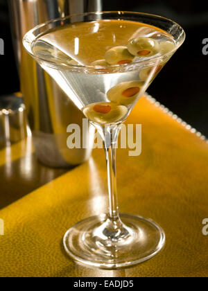 Classic martini con aceitunas