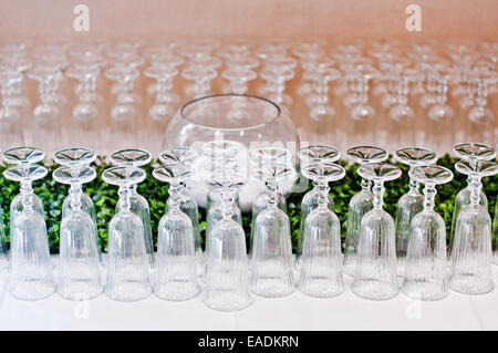 Vasos dispuestos a ser utilizados para el establecimiento de una mesa elegante Foto de stock