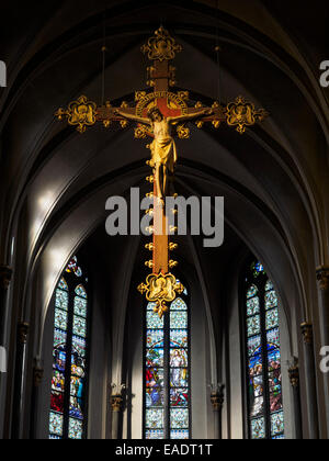 El Cristianismo Una Estatuilla De Jesus Cristo En Esta Tradicional Representacion Catolica Romana Su Mano Herida Simbolico Apunta Al Sagrado Corazon Fotografia De Stock Alamy