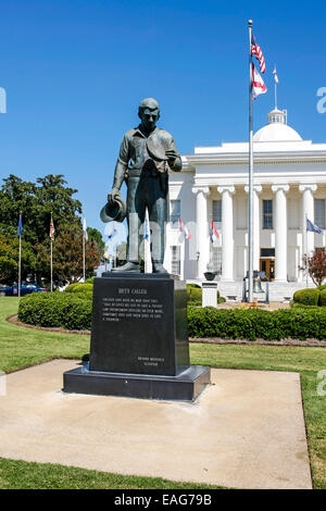 Estatua en honor a los policías en Alabama fuera el edificio del Capitolio Estatal en Montgomery Foto de stock