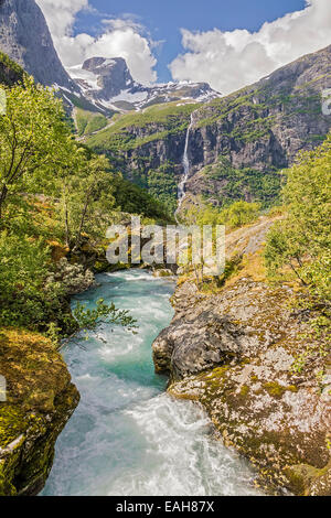 Río en las montañas del Parque Nacional Jostedalsbreen Noruega Foto de stock