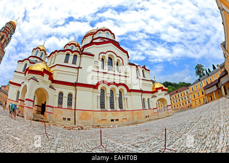 Antigua iglesia ortodoxa en el monasterio en Abhazia Afon Nueva Foto de stock