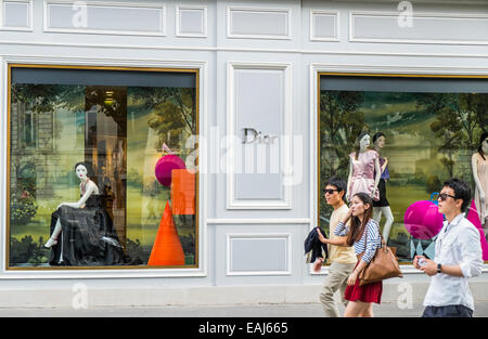 Los compradores de moda asiática en frente de la tienda de Dior, París, Ile de france, Francia Foto de stock