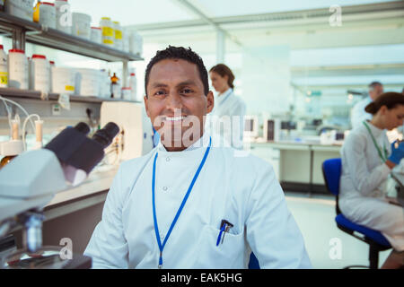 Scientist sonriendo en laboratorio