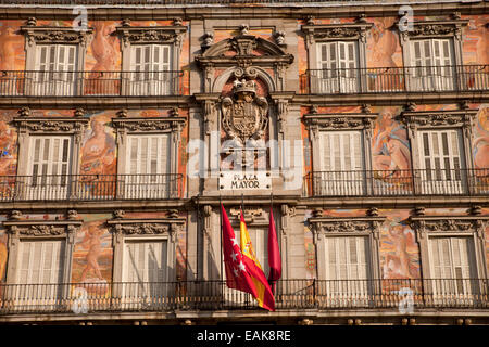 Edificio residencial con balcones en la Plaza Mayor, Madrid, España Foto de stock