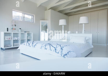Blanco moderno interior del dormitorio con cama doble. Foto de stock