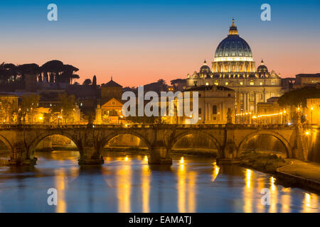 Crepúsculo sobre el río Tibor y la cúpula de San Pedro, el Vaticano, Roma, Lazio, Italia Foto de stock