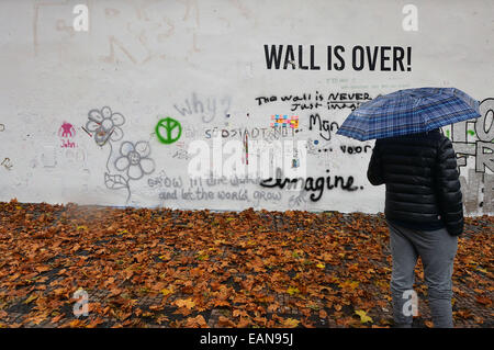 Praga, República Checa. 18 Nov, 2014. Un delincuente desconocido ha pintado de blanco la pared de Lennon en Praga, conocido como un sitio de obras de graffiti anónimo, y se coloca una sola inscripción, "muro", el 18 de noviembre de 2014. La inscripción imita el nombre Feliz Navidad (la guerra ha terminado), una composición de John Lennon y Yoko Ono registró en 1971. Crédito: CTK/Alamy Live News Foto de stock