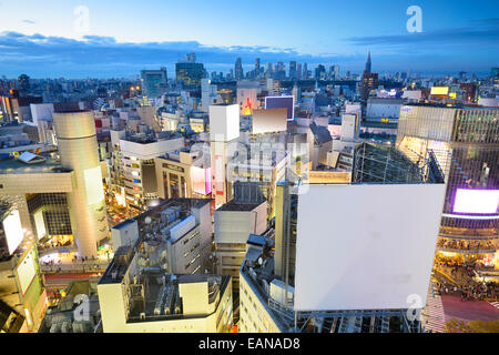 Tokio, Japón, el paisaje urbano en el distrito de Shibuya durante al atardecer. Foto de stock
