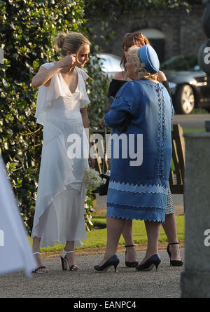 Quand On Est Con On Est Con Brassens Poppy Delevingne contrae matrimonio con James Cook en una fastuosa