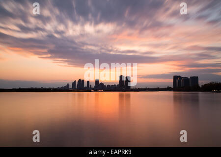 Una vista hacia la bahía Humber en Toronto durante la puesta de sol desde el otro lado del lago Ontario