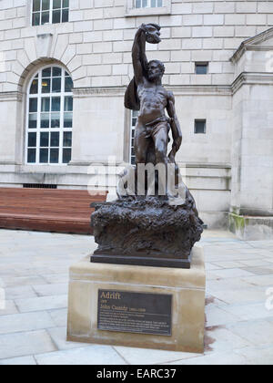 Estatua a la deriva por John Cassidy en Peter Street, Manchester, RU Foto de stock