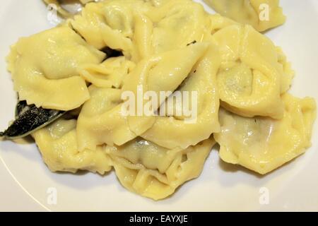 Pasta italiana llamado ravioles con Salvia y mantequilla. Foto de stock