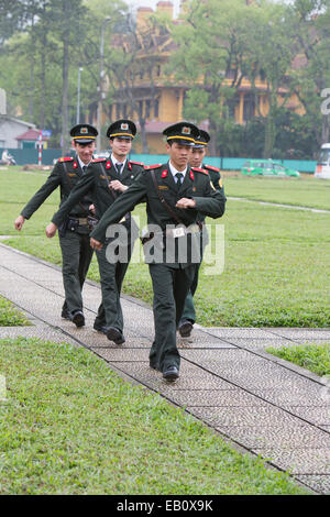 Mausoleo Ho Chi Minh guardias militares en Hanoi, Vietnam Foto de stock