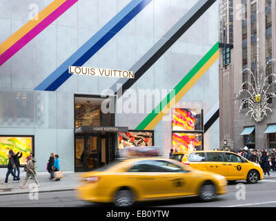 Tienda Louis Vuitton fachada con decoraciones navideñas, NYC Foto de stock