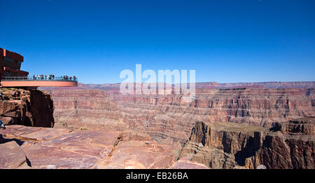 Grand Canyon Skywalk sobre los Americanos Nativos Hualapai Reserve en los cañones West Rim Foto de stock