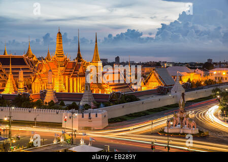 Grand Palace en penumbra con la luz de tráfico en Bangkok, Tailandia