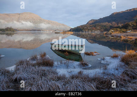 Frosty barco pesquero en la costa del Lago Superior, el Parque Nacional de Killarney, condado de Kerry, Irlanda.