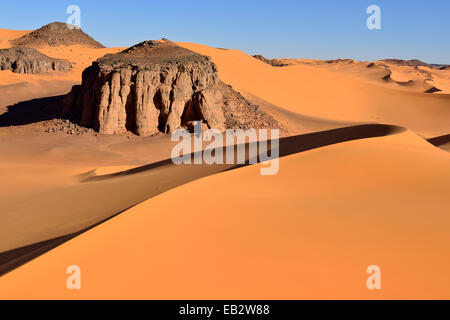 Las dunas de arena y rocas de Moul Naga, Tadrart, Sitio del Patrimonio Mundial de la Unesco de Tassili n'Ajjer Parque Nacional, el desierto del Sahara Foto de stock